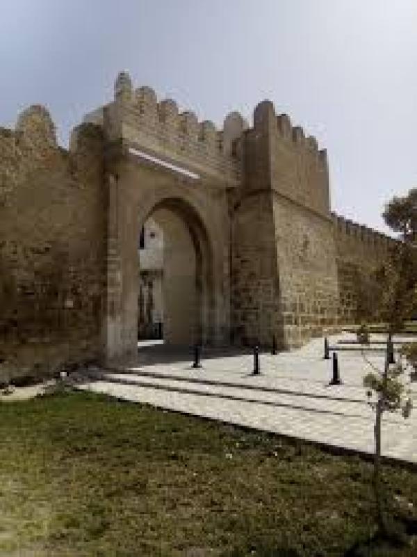 صورة البوابة الغربية للجدار ومدخل السجن