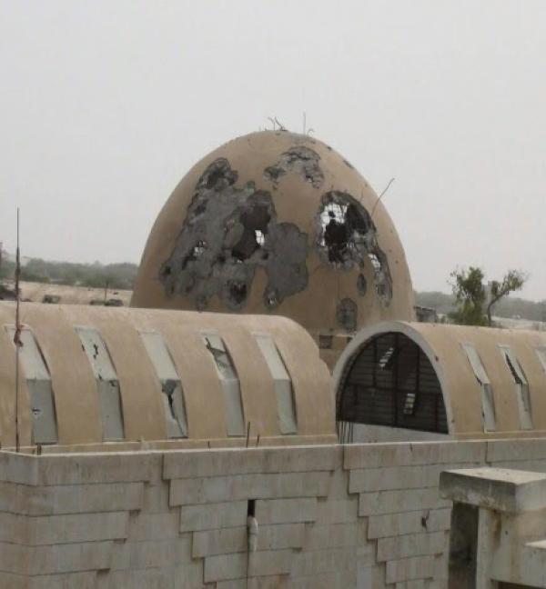 صورة لمبنى متحف زنجبار توضح تدمير الجزء العلوي بطلقات الهاون اثناء الاقتحام ونهب مقتنياته ، موقع هنا عدن ، 24 مارس 2018