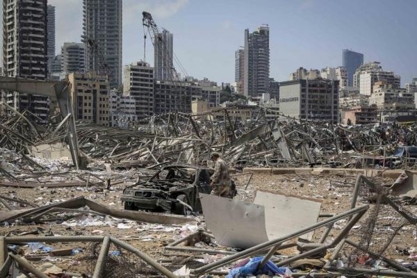 مخلفات انفجار مرفأ بيروت الذي دمر المدينة وقتل أكثر من 200 شخص وجرح أكثر من 6 آلاف، وترك 300 ألف شخص بلا مأوى. منظمة هيومن رايتس ووتش، ٤ آب ۲۰۲۰