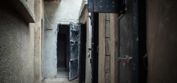الفرع 215 هو سجن سيئ السمعة تديره المخابرات العسكرية ، حيث ينتشر التعذيب والإعدام ، المرصد السوري ، 3 كانون الثاني 2020.
