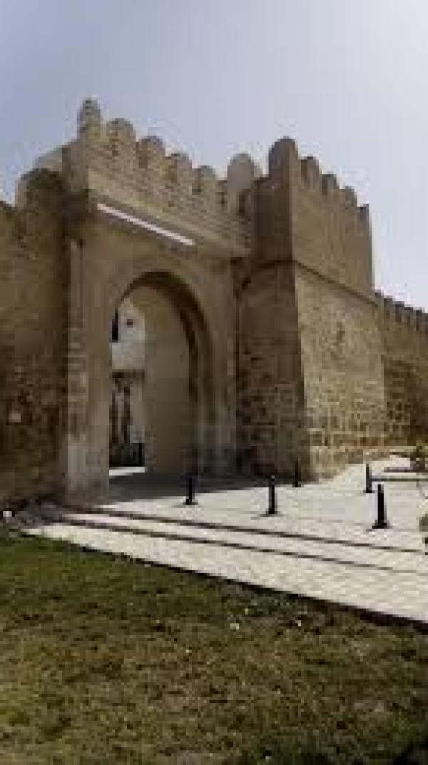 Picture of the western gate of the wall and the entrance to the prison