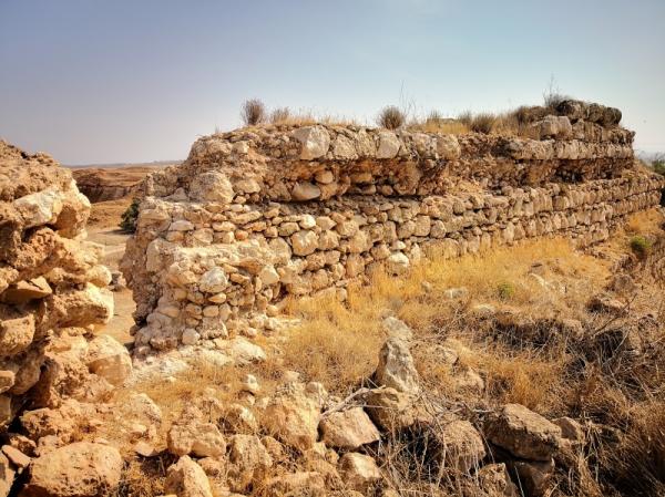 Photo of the abandoned village of Summil