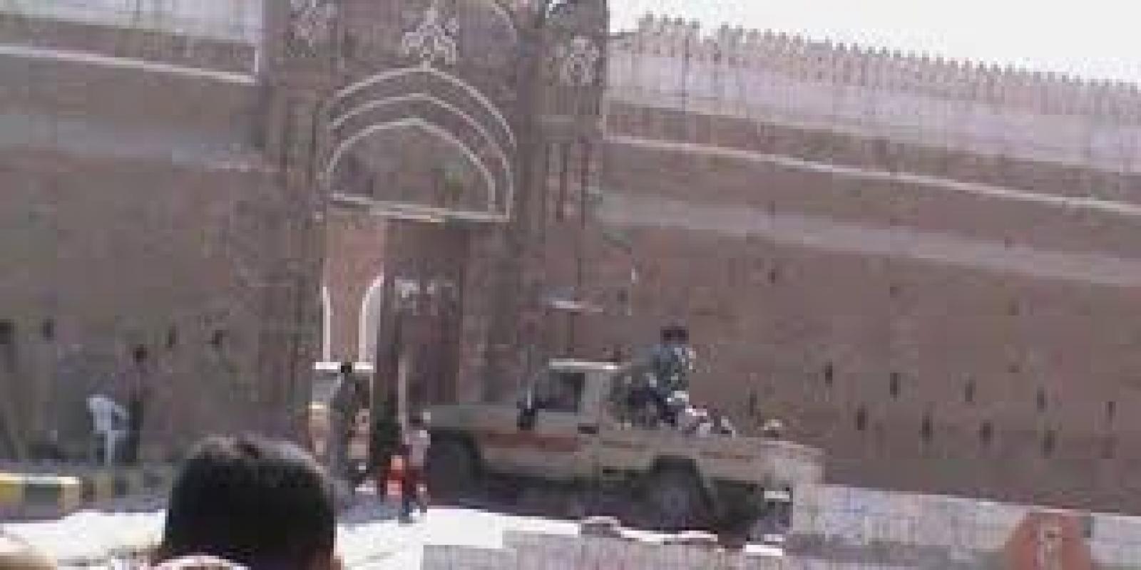 Image of Houthi members breaking into the Corniche Castle, Press 24, 11 August 2015