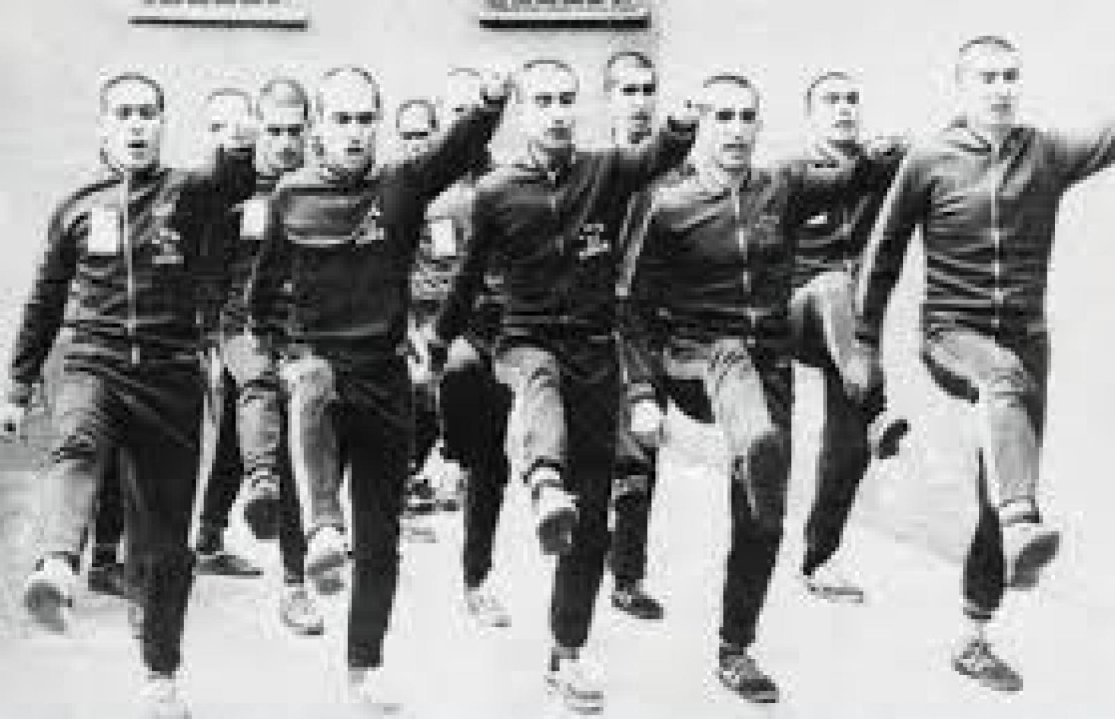  سُجناء يخضعونَ للتدريب العسكري الإجباري، ما بينَ العامَيْن 1980 و1984