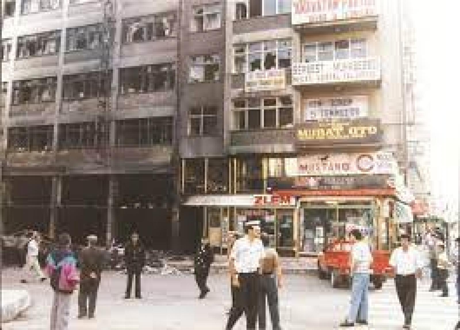 مجزرة سيفاس، المحرقة في فندق ماديماك، 2 تمّوز/ يوليو 1993 (لقطة مأخوذة من مقطعٍ مُصوّرٍ بثّته وكالة الأنباء إحلاس)