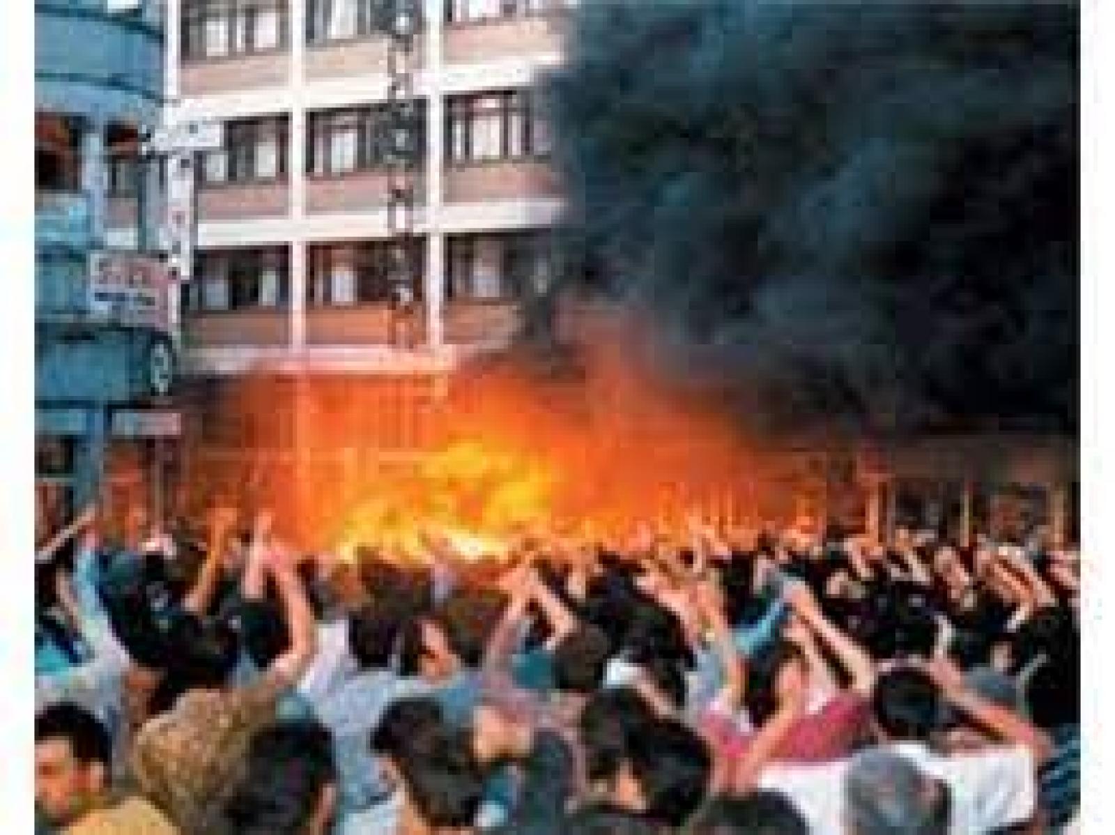 مجزرة سيفاس، فندق ماديماك، 2 تمّوز/ يوليو 1993- مقطع مُصوّر يُظهرُ المُحتجّينَ والحريق المُندلع، وكالة أنباء إحلاس