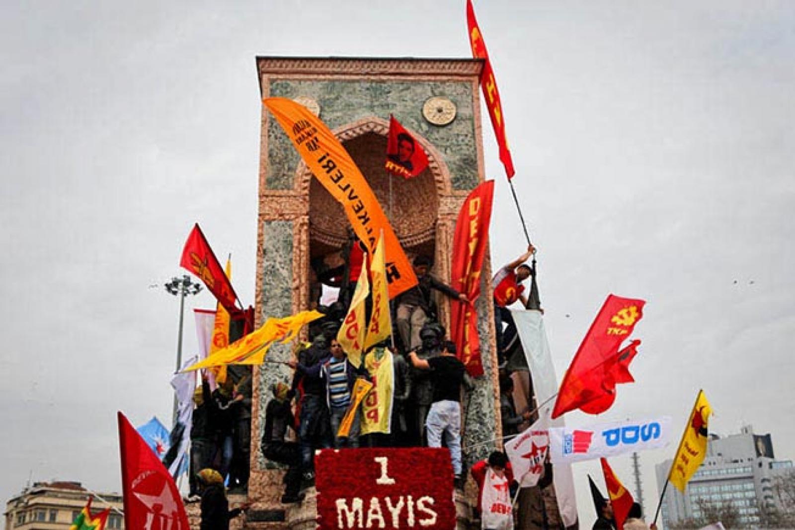 المُحتجّونَ يحتشدونَ حولَ نصب الجمهوريّة في ميدان تقسيم، تخليد ذكرى تركيا 