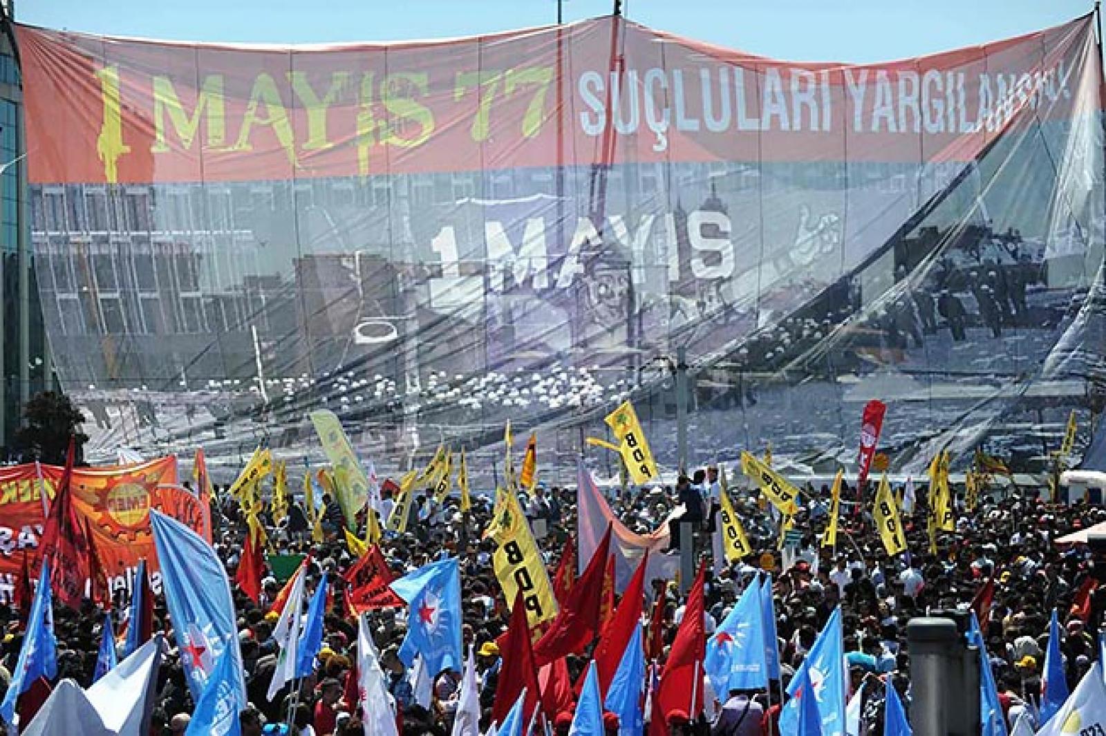 المُحتجّونَ يحتشدونَ حولَ نصب الجمهوريّة في ميدان تقسيم، تخليد ذكرى تركيا 
